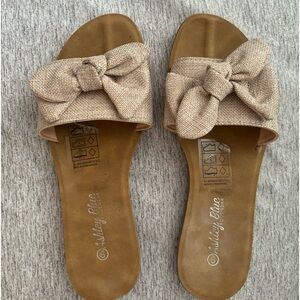 NWOT Women’s slide on sandals size 9